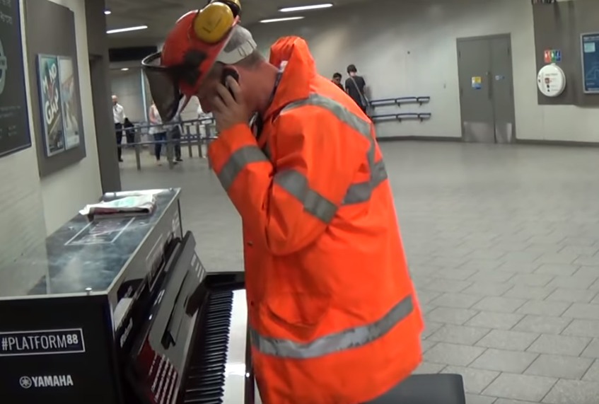 Roadman’s Irresistible Piano Groove in the Station